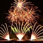 秋の夜空を彩る花火＝２０日夜、姫路市飾磨区細江（撮影・中西幸大）