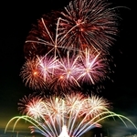 秋の夜空を彩る花火＝２０日夜、姫路市飾磨区細江（撮影・中西幸大）