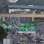大阪方面に向かう車で渋滞する中国自動車道＝２２日午後５時１１分、神戸市北区鹿の子台南町１から（撮影・風斗雅博）