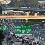 大阪方面に向かう車で渋滞する中国自動車道＝２２日午後５時３６分、神戸市北区鹿の子台南町１から（撮影・風斗雅博）