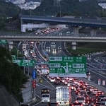 大阪方面に向かう車で渋滞する中国自動車道＝２２日午後６時６分、神戸市北区鹿の子台南町１から（撮影・風斗雅博）
