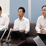 懲戒処分について説明する兵庫県教育委員会の担当者ら＝２４日午後、兵庫県庁