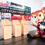 優勝を記念して作られたレリーフと写真に納まる各チームのマスコット＝神戸市役所