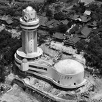開館直前の天文科学館。寺社が建ち並ぶ風景に新風を吹き込んだ＝昭和３５（１９６０）年５月、明石市人丸町