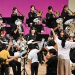 子どもたちがステージに上がり、指揮者になりきる体験コーナーもあった＝加古川市加古川町北在家