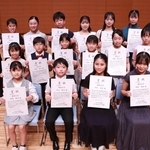 県学生ピアノコンクール本選で表彰された小中高生ら＝神戸新聞松方ホール