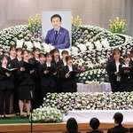 遺影の前で臼井真さんが手がけた曲を合唱する教え子ら＝２６日午後、神戸市北区鈴蘭台北町７、神戸親和大学（撮影・吉田敦史）