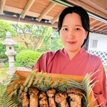 ６本１１０万円で落札された丹波篠山市産マツタケ＝同市二階町、近又