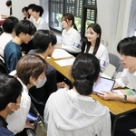 現役大学生から受験勉強の方法などを聞けるコーナー＝神戸サンボーホール