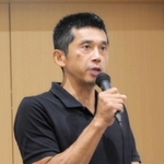 高校生を前に、グリーンランドでの過酷な暮らしについて語る角幡唯介さん＝三木東・三木総合高校