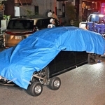 現場のガレージの中にある車を運び出すレッカー車＝30日午後８時４分、神戸市兵庫区荒田町