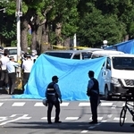 発砲事件があった現場周辺。東西方向の全４車線が通行止めになった＝３０日午後２時２４分、神戸市中央区坂口通５