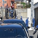 現場付近を調べる捜査員ら＝３０日午後１４時３４分、神戸市兵庫区荒田町２