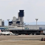 旅客機が駐機する大阪（伊丹）空港＝２０１９年４月、伊丹市