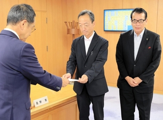 北野実議長（左）に報告書を手渡す藤田孝夫委員長（中央）、高橋充広副委員長＝兵庫県議会