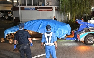 事故当時、亀谷容疑者と被害者２人が同上していた黒色の乗用車が運び出された＝９月30日午後８時４分、神戸市兵庫区荒田町