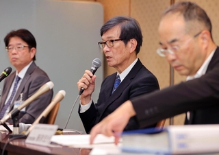 神戸市室内管弦楽団の存続について会見する神戸市民文化振興財団の服部孝司理事長（中央）ら＝１日夜、神戸市中央区楠町４、神戸文化ホール（撮影・笠原次郎）