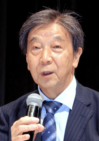 最先端のがん研究について、自身のキャリアを振り返りつつ説明する中村祐輔さん＝神戸新聞松方ホール