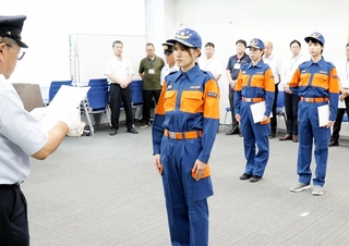 宍粟市消防団初の女性団員となった４人に対する辞令交付式＝宍粟市中広瀬、宍粟市役所（撮影・成　将希）