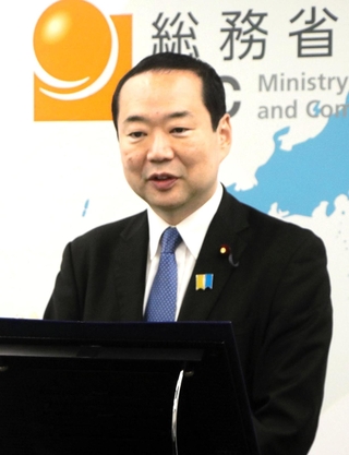 閣議後会見で週刊紙報道についてコメントする藤井比早之総務相＝２日午前、総務省