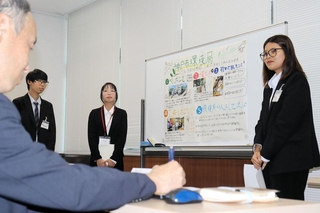 就業体験の感想や課題を発表する外国人留学生たち＝兵庫区役所