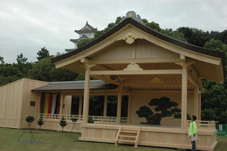 ２００７年、初めて一般公開された際の移動式能舞台＝県立明石公園