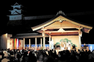 ２０１９年、明石薪能が催された移動式能舞台＝県立明石公園