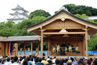 ２０１７年、ダンス公演で使われた移動式能舞台＝県立明石公園
