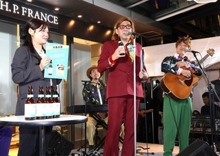 オリジナルクラフトビールを紹介するワタナベフラワーのメンバーら＝２日午後、神戸市中央区雲井通７