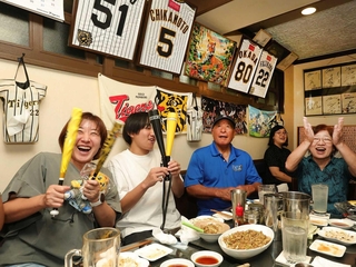 阪神の連覇が決まり、集まったファンからは歓喜の声が上がった＝３日夜、神戸市東灘区田中町１、鉄板居酒屋「猛虎」（撮影・笠原次郎）