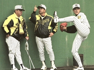 １９９９年２月、キャンプで新庄選手（右）に投球練習をさせる野村監督（左）と八木沢コーチ＝高知県安芸市