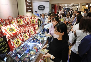 優勝記念商品が並び、にぎわう神戸阪急＝４日午前、神戸市中央区小野柄通８（撮影・丸山桃奈）