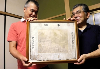 栗原天満宮の写真絵馬を持つ小林龍知さん（右）ら＝上郡町内