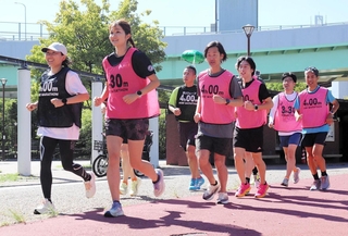 タイムを記したビブスを身に着け、神戸マラソンに向けて感触を確かめるペースセッター＝みなとのもり公園