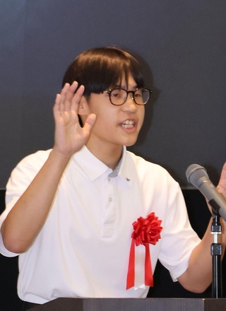 自分の住む地域について発表し、最優秀賞を受けた三上智大さん＝神戸クリスタルタワー