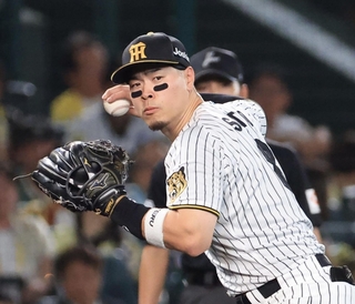 試合中、ミズノのグラブでプレーする阪神の佐藤輝明内野手＝いずれも西宮市の甲子園球場（撮影・丸山桃奈）