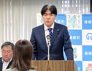 議員報酬10万円引き上げの必要性について報告する播磨町議会の神吉史久・特別委員長＝兵庫県播磨町東本荘１、同町議会臨時議場