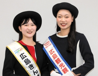 広島をＰＲする広島観光親善大使の藤賀藍水さん（右）と観光アシスタント広島きんさいとの柳柚娜さん＝神戸新聞社