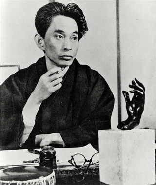 神奈川県鎌倉市の自宅で過ごす川端康成＝１９４９年、日本近代文学館提供