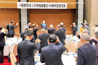 ブラジル産日本酒で乾杯する祝賀会の出席者ら＝神戸市中央区中山手通４、ラッセホール（提供）
