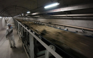 土砂を運ぶベルトコンベヤー＝２００４年３月、神戸市西区