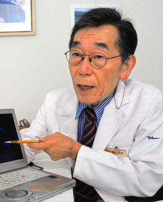 「日本では早期の外科手術で救えている症例が、ラオスでは見過ごされ死に至っている」と話す窪田昭男医師＝大阪市中央区