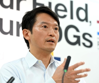 定例会見で見解を述べる兵庫県の斎藤元彦知事＝７日午後、県庁