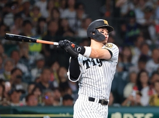 史上９人目の三冠王に輝いた阪神タイガースの佐藤輝明内野手＝甲子園球場（撮影・丸山桃奈）