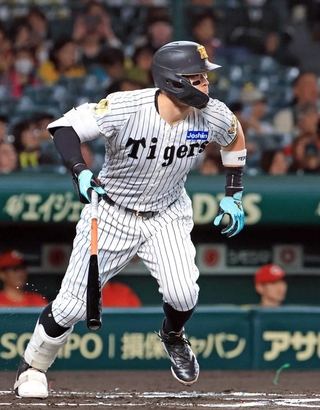 ６日の広島戦で先制適時打を放つ阪神・佐藤輝明＝甲子園球場