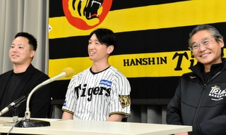 野球教室開催について会見する（右から）阪神の嶌村聡球団本部長、近本光司外野手、ＬＩＮＫ　ＵＰの石井僚介代表理事＝８日午後、西宮市の球団事務所