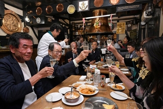 村上春樹さんの来年の受賞を期待して乾杯するファンら＝８日夜、神戸市中央区中山手通２、ピノッキオ（撮影・風斗雅博）