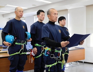 発隊式で決意を述べる南但馬署山岳パトロール隊の４人＝南但馬署