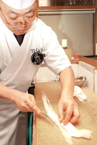 ハモの７枚おろしを披露する中嶋建二さん＝姫路市魚町、白雲まこと
