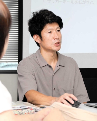 阪神・淡路大震災で母親と弟を亡くした経験をメンバーに語る長谷川元気さん＝神戸市中央区